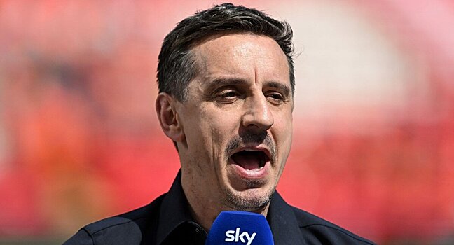 Матч 4-й лиги Англии прервали фанаты, выбежавшие на поле с флагом Англии и в худи со словами «Невилл – предатель». Гари винил «злых белых мужчин среднего возраста» в разжигании розни