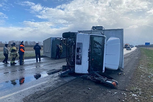 В Тюменской области сильный ветер опрокинул автопоезд