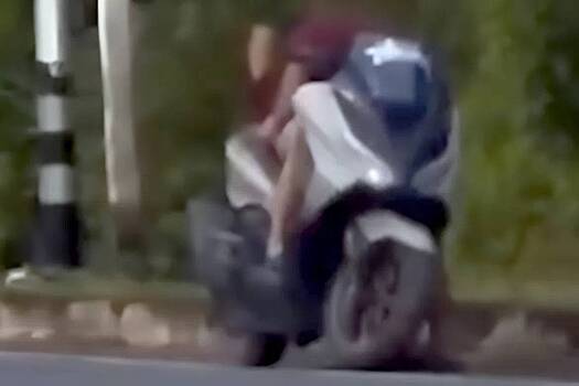 Молодые любовники занялись сексом на мотоцикле и вызвали скандал
