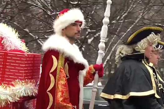 Основатель сети «Тануки» проехал по Москве в костюме Деда Мороза