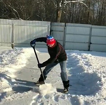 Иван Белозерцев поделился видео уборки снега у себя во дворе