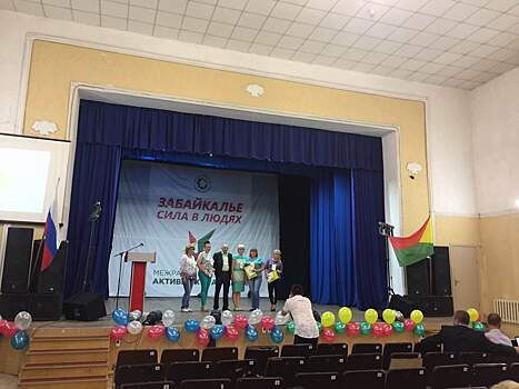 Старшеклассницы встретили участников гражданского форума в Могоче