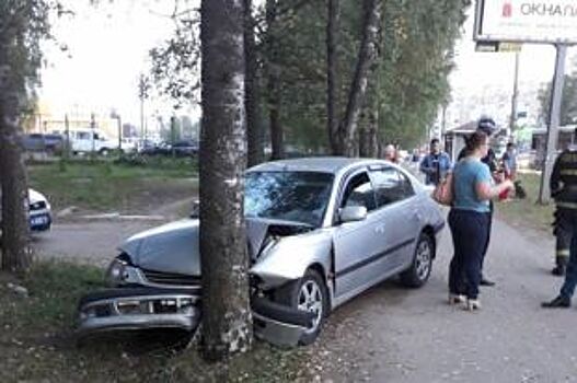 В Костроме водитель потерял сознание и врезался в дерево