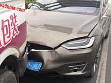 Виновник ДТП свалил все на автопилот Tesla