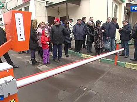 Шлагбаумы раздора: одни устанавливают, другие ломают