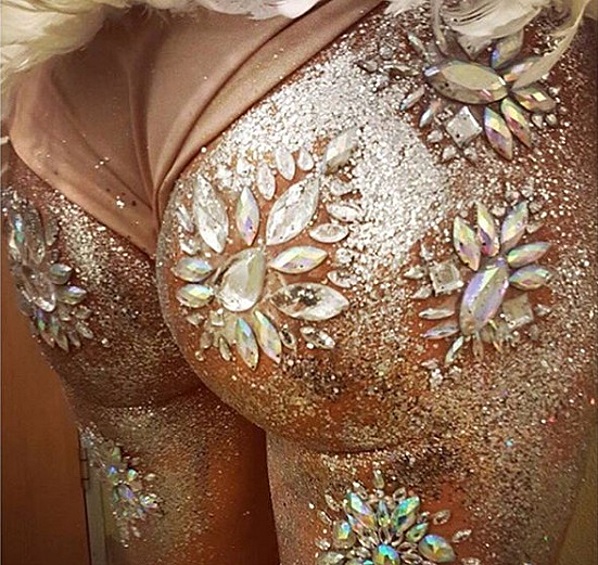 Больше блесток, больше стразов!