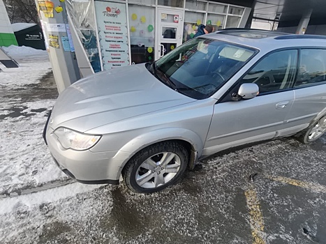 В Челябинске водитель иномарки сбил двух пешеходов на остановке