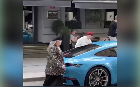 В Москве заметили двух пенсионерок на спорткаре Porsche