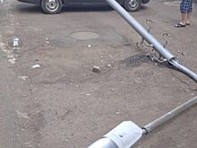 В Уфе фонарный столб рухнул на автомобиль (ФОТО)