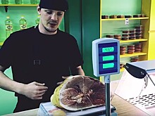 Мясник из Воронежской области показал способ обмана покупателей на электронных весах