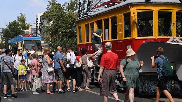 Около 150 тыс. человек посетили парад ретротранспорта в Москве