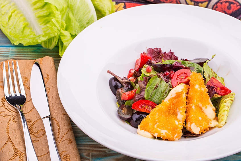 С сулугуни и виноградом. Сулугуни обжарить в сухарях, подавать с любимым виноградом, салатным миксом и помидорами черри, разрезанными на четвертинки, сбрызнуть лимонным соком, соль, перец по вкусу. Украсить можно, например, кунжутными семечками.