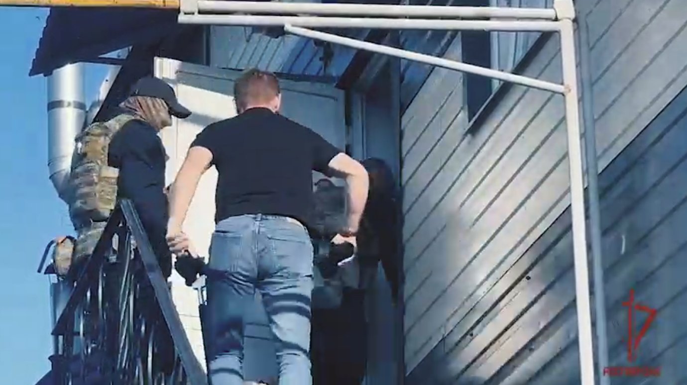 Появилось видео из «массажного салона» с проститутками