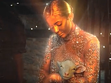 Золотая кожа и ягненок на руках: Кайли Дженнер перевоплотилась в богиню в клипе отца своей дочери