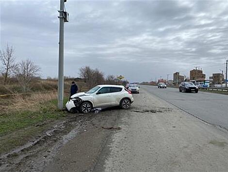 На трассе "Самара - Бугуруслан" водитель иномарки врезался в столб