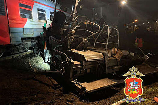 В Щелково попало на видео, как электричка врезалась в асфальтоукладчик