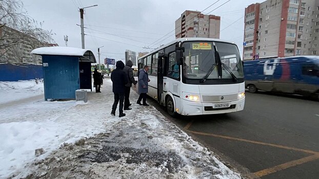 В Кирове начальник отдела транспорта залез в салон автобуса