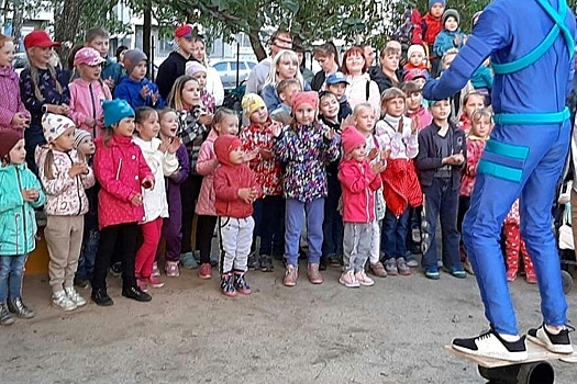 "Детвора может резвиться": обновление дворов Екатеринбурга продолжается