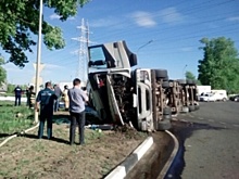 В Саранске перевернулась фура с цистерной битума. Фото с места происшествия