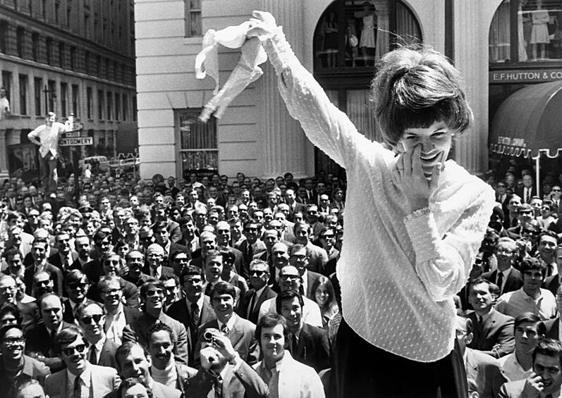 Демонстранты сняли бюстгальтеры во время протеста у магазина в Сан-Франциско, 1969 год. 