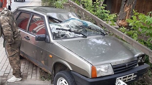 На Заводской перевернулась «девятка»