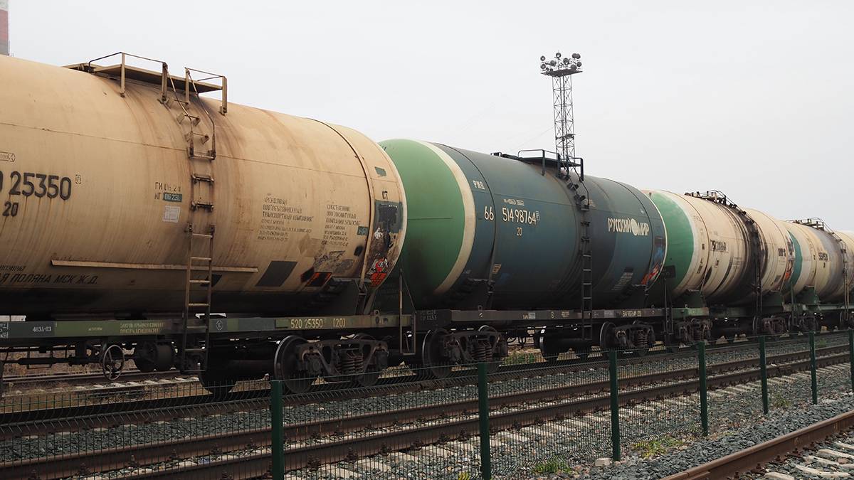 Под Красноярском пассажирский поезд врезался в грузовые вагоны