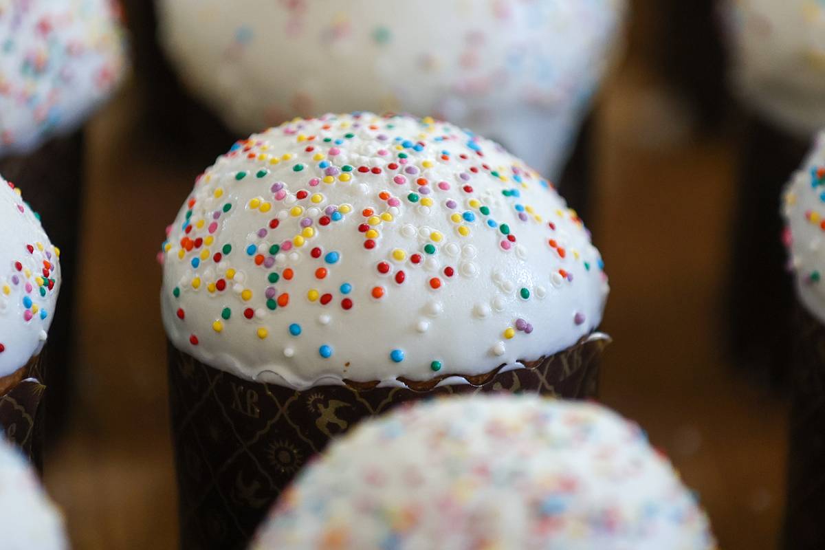 Иеромонах предостерег россиян от отрезания шапочек у куличей