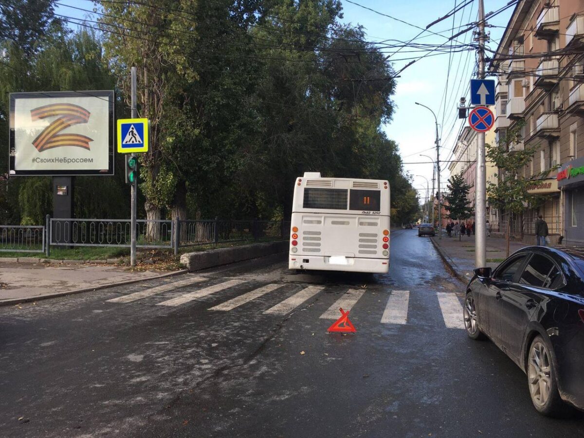 Молодая девушка попала под колеса автобуса №11 в центре Саратова
