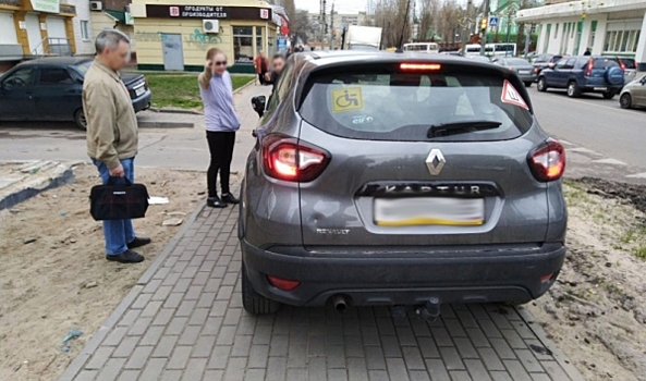 В Воронеже ехавшего по тротуару водителя Renault оштрафовали на 2 тысячи рублей