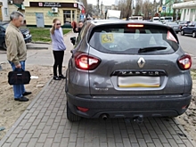 В Воронеже ехавшего по тротуару водителя Renault оштрафовали на 2 тысячи рублей