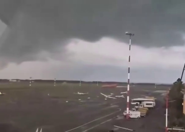 Смерч раскидал самолеты в аэропорту Нижнекамска
