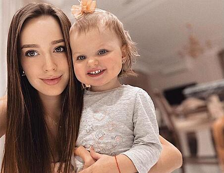 «Поздравили папочку»: Анастасия Костенко нарядила дочерей в одинаковые комбинезоны
