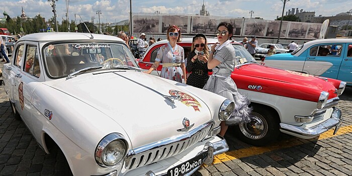 «Волги» и «Чайки» на старте: в Москве устроили ралли раритетных авто