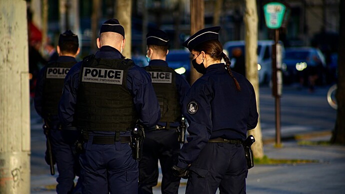 В Париже около 20 школ получили сообщения об угрозе теракта