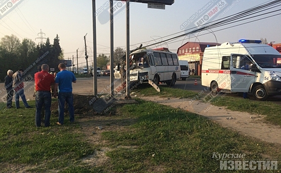 В Курске маршрутный «ПАЗ» сбил столб