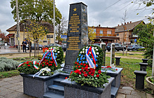 В Венгрии возложили венки к памятнику советским воинам, подвергшемуся нападению вандалов