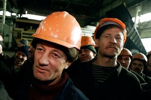 Свердловским горнякам прибавили к зарплате две тысячи рублей