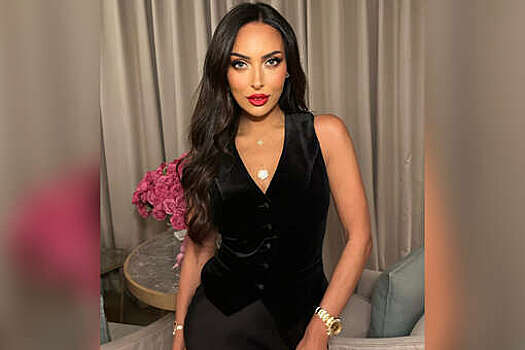 Певица Алсу вышла на публику в костюме-тройке с бабочкой