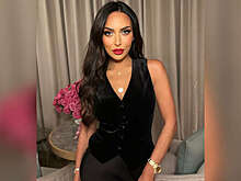 Певица Алсу вышла на публику в костюме-тройке с бабочкой