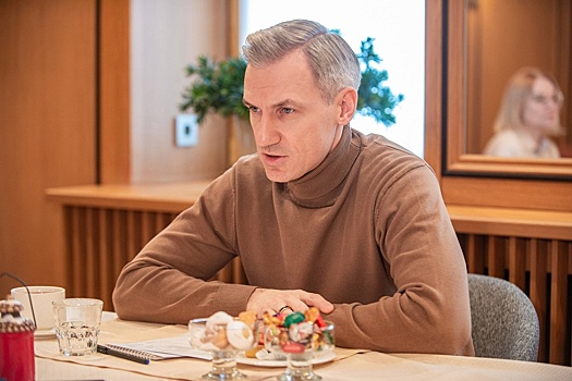 Смоленский губернатор вручил новогодний подарок дочери погибшего героя СВО