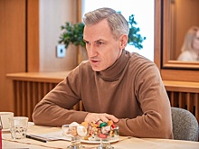 Смоленский губернатор вручил новогодний подарок дочери погибшего героя СВО