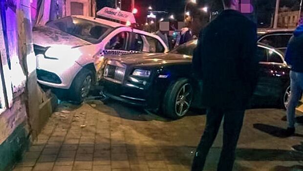 В Краснодаре водитель Rolls-Royce вынудил таксиста протаранить жилой дом