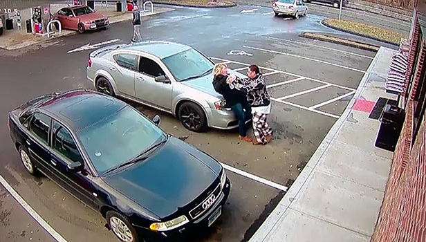 Мужчина попытался угнать два автомобиля и устроил ДТП на заправке в США