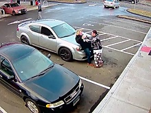 Мужчина попытался угнать два автомобиля и устроил ДТП на заправке в США