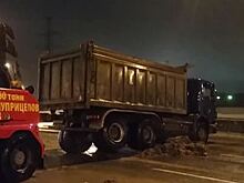 На МКАД перевернулся самосвал с глиной
