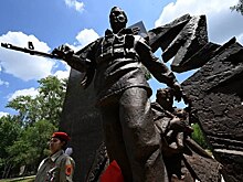 В Харцызске торжественно открыли памятник защитникам Донецкой Народной Республики