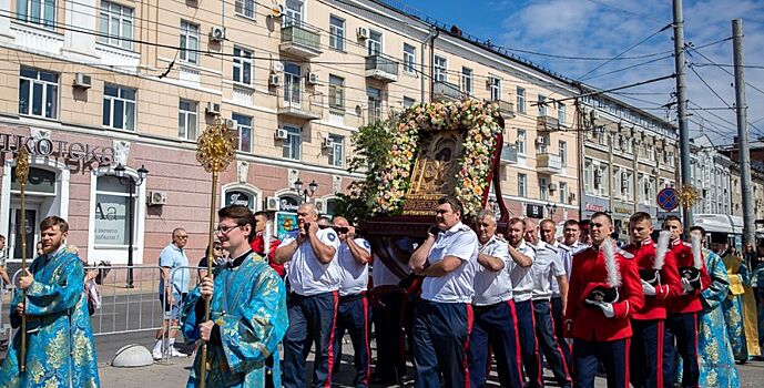 По Соборной – крестным ходом