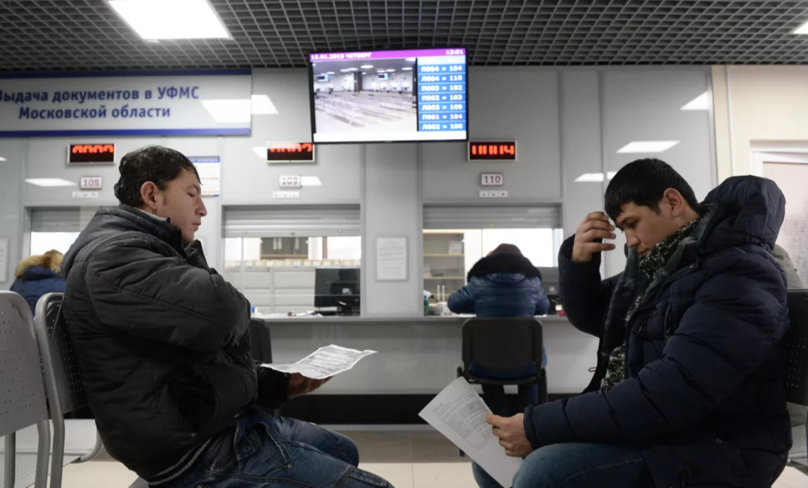 Мигранты и полиция в россии. Иностранец новости. Милиция и мигрант. Иностранные граждане в россии. День переселенцев.