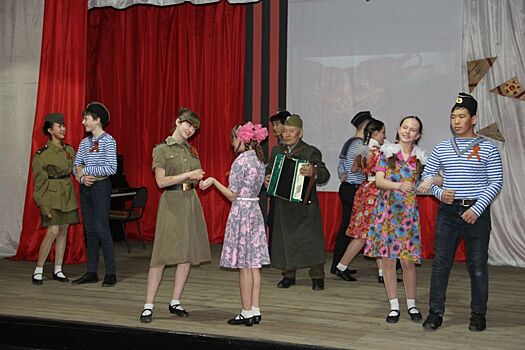Творческие коллективы и исполнители в Черском прошли «Дорогами войны»