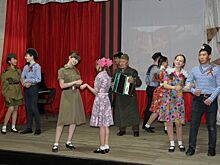 Творческие коллективы и исполнители в Черском прошли «Дорогами войны»